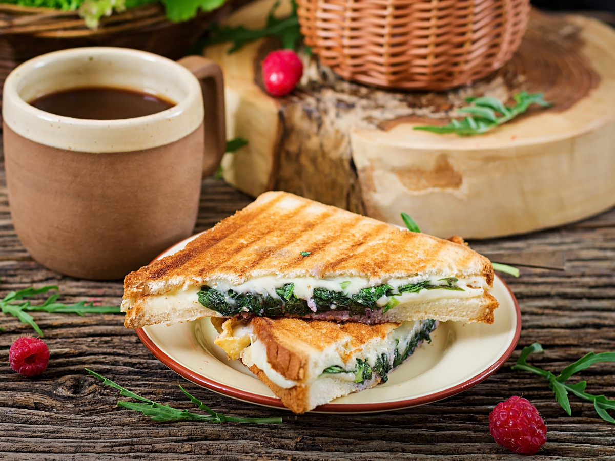 Otlu Peynirli Tost